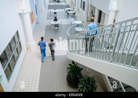 Médecin et infirmières walking in lobby Banque D'Images