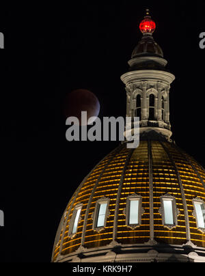 Un périgée de pleine lune, ou supermoon, est vu lors d'une éclipse lunaire totale derrière le Colorado State Capitol Building le Dimanche, Septembre 27, 2015, dans la région de Denver. La combinaison d'une supermoon et éclipse lunaire totale dernière est survenu en 1982 et ne se reproduira plus jusqu'en 2033. Crédit photo : NASA/Bill Ingalls) Supermoon Eclipse à Denver, Colorado Banque D'Images