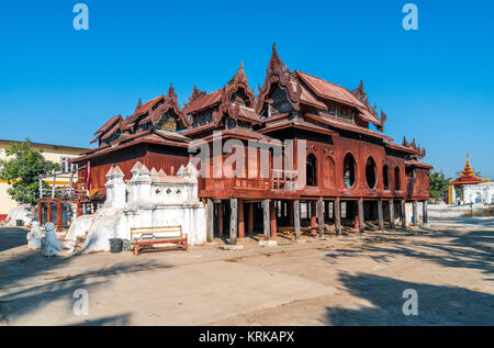 Bois de teck ancien monastère Shwe Yan Pyay à Nyaung Shwe, Myanmar Banque D'Images