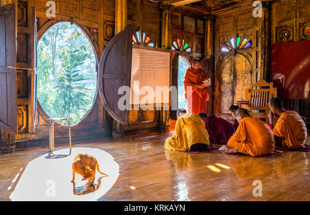 Bois de teck ancien monastère Shwe Yan Pyay à Nyaung Shwe, le Myanmar. Banque D'Images