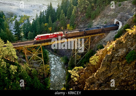 CP Rail Train de charbon de l'ouest dirigé par loco 8752 pont croix Ainslie - canyon du Fraser - BC Banque D'Images