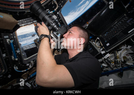 ISS-45 Kjell Lindgren prend des images de la terre dans la Coupole Banque D'Images