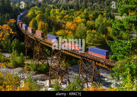 CP Rail train intermodal loco 9510 midtrain avec ouest passe au-dessus de la rivière Anderson trestle - canyon du Fraser - BC Banque D'Images