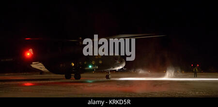 Un Russe MI-8 retourne l'un des membres de l'équipage Expedition 45 à l'aéroport de Zhezkazgan au Kazakhstan après Oleg Kononenko de l'Agence spatiale fédérale russe (Roskosmos), Kjell Lindgren de la NASA et Kimiya yui de l'Agence japonaise d'exploration aérospatiale (JAXA) débarqué leur vaisseau Soyouz TMA-17M en une télécommande sont en dehors de la ville le Vendredi, Décembre 11, 2015. Kononenko, Lindgren, et yui sont de retour après 141 jours dans l'espace où ils ont servi en tant que membres de l'Expédition 44 et 45 équipages à bord de la Station spatiale internationale. Crédit photo : NASA/Bill Ingalls) Expedition 45 l'atterrissage du Soyouz TMA-17M ( Banque D'Images