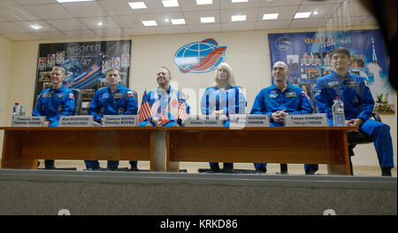 Les membres de l'équipage Expédition 46 premier ; Tim Peake de l'ESA (Agence Spatiale Européenne), extrême gauche, Youri Malenchenko de l'Agence spatiale fédérale russe (Roskosmos), deuxième à gauche, et Tim Kopra de NASA, troisième à partir de la gauche, sont vues avec les membres de l'équipe de sauvegarde Kathleen Rubins de NASA, troisième à partir de la droite, Anatoli Ivanishin de Roscosmos, deuxième à partir de la droite, et Takuya Onishi, de l'Agence japonaise d'exploration aérospatiale (JAXA), droit, lors d'une conférence de presse tenue à l'hôtel, cosmonaute Lundi, 14 décembre 2015 à Baïkonour, au Kazakhstan. Lancement de la fusée Soyouz est prévue pour le 15 décembre et vous enverrons Malenchenko, Kopra, et Banque D'Images