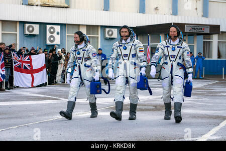 L'ingénieur de vol de l'expédition 46 Tim Peake de l'ESA (Agence Spatiale Européenne), gauche, commandant de Soyouz Youri Malenchenko de l'Agence spatiale fédérale russe (Roskosmos), centre, et l'ingénieur de vol de la NASA Tim Kopra, droite, sont considérés comme ils partent pour leur lancement (bâtiment 254 à bord du vaisseau Soyouz TMA-19M à la Station spatiale internationale, le mardi, 15 Décembre, 2015 à Baïkonour, au Kazakhstan. Peake, Kopra, Malenchenko et lancé à la Station spatiale internationale depuis le cosmodrome de Baïkonour le 15 décembre. Crédit photo : NASA/Victor Zelentsov) Expedition 46 (Preflight) AC201512150069 Banque D'Images