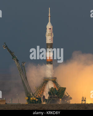 La fusée Soyouz TMA-19M est lancé avec Expedition 46 commandant de Soyouz Youri Malenchenko de l'Agence spatiale fédérale russe (Roskosmos), ingénieur de vol de la NASA, Tim Kopra et ingénieur de vol Tim Peake de l'ESA (Agence Spatiale Européenne), le mardi, 15 Décembre, 2015 au cosmodrome de Baïkonour au Kazakhstan. Malenchenko, Kopra, Peake et passera les six-mois qui vivent et travaillent à bord de la Station spatiale internationale. Crédit photo : NASA/Joel Kowsky) Lancement de l'expédition 46 (AC201512150011) Banque D'Images