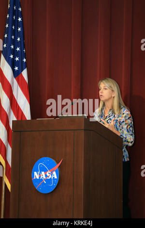 Dava Newman parle aux employés et les téléspectateurs à propos de l'Agence Innovation Mission. Le Dr Dava Newman, administrateur adjoint de la NASA, parle aux employés de l'Astroport de la Floride au cours de l'assemblée annuelle de l'innovation KickStart Expo (30695885066) Banque D'Images
