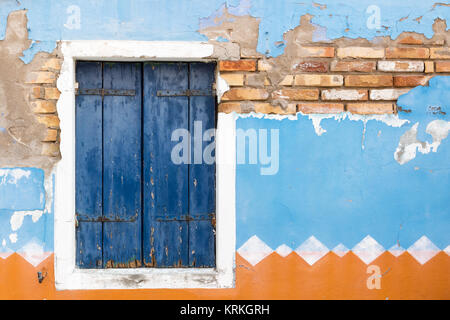 L'ancienne fenêtre avec obturateur fermé en bois bleu. À l'horizontale. Banque D'Images