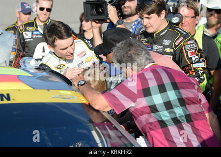 HOMESTEAD, Floride - le 22 novembre : Jeff Gordon, Lewis Hamilton, Mario Andretti lors de l'introduction du pilote avant le début de la NASCAR Sprint Cup Series EcoBoost Ford 400 à Homestead-Miami Speedway le 22 novembre 2015 à Homestead, Floride Personnes : Jeff Gordon, Lewis Hamilton, Mario Andretti Banque D'Images