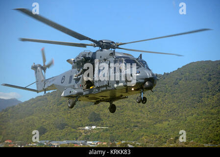 Greymouth, Nouvelle-Zélande, le 18 novembre 2017 : une armée de l'air hélicoptère NH90 décolle à une journée portes ouvertes géré par la New Zealand forces armées. Le NH90 a été bui Banque D'Images