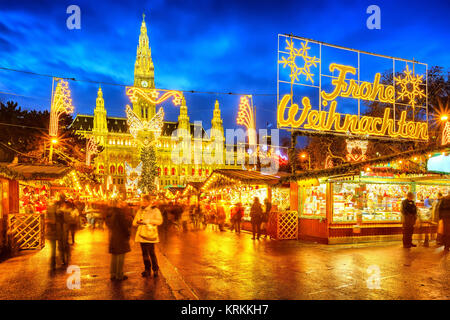 Marché de Noël avec 'Merry Christmas' signer à Vienne Banque D'Images