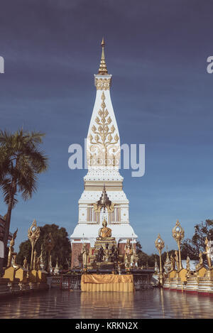 Que Phanom temple bouddhiste avec les fidèles, en Thaïlande. Style vintage, la tonalité de l'image. Banque D'Images