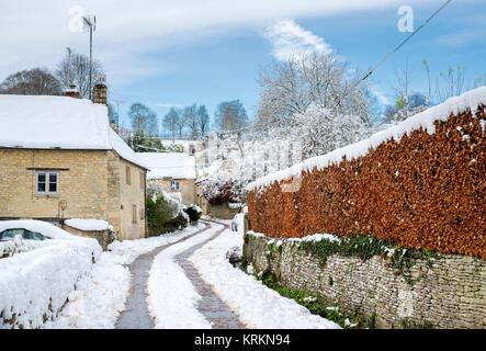 Chedworth village dans la neige de décembre. Chedworth, Cotswolds, Gloucestershire, Angleterre Banque D'Images