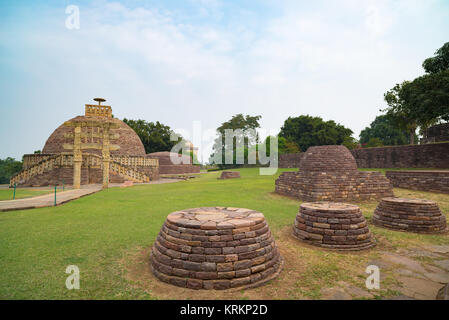 Sanchi Stupa, Madhya Pradesh, Inde. Bâtiment, la religion bouddhiste ancienne, pierres de mystère. Banque D'Images