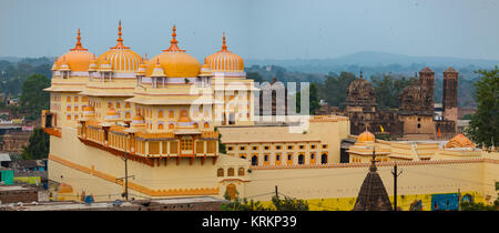 Orchha cityscape, Ram Raja temple jaune kitsch. Également orthographié Orcha, célèbre destination touristique dans le Madhya Pradesh, en Inde. Banque D'Images