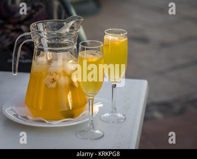 Champagne Sangria jaune servi dans une tasse avec deux verres Banque D'Images