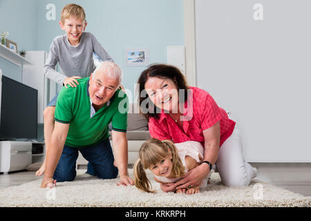 Portrait de Multi Generation Family Lying On Carpet Banque D'Images