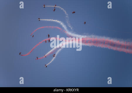 Doha, Qatar - le 18 décembre 2017 : effectuer des parachutistes sur Qatar National Day Parade sur la Corniche street, Doha, Qatar Banque D'Images