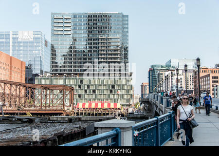 Boston Massachusetts USA 06.09.2017 - vue sur front de mer dans un gratte-ciel et l'ancienne avenue bridge Banque D'Images