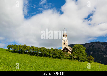 Siusi Sciliar, C- 19 septembre. Vue d'une église de Saint Valentin dans une journée ensoleillée Banque D'Images