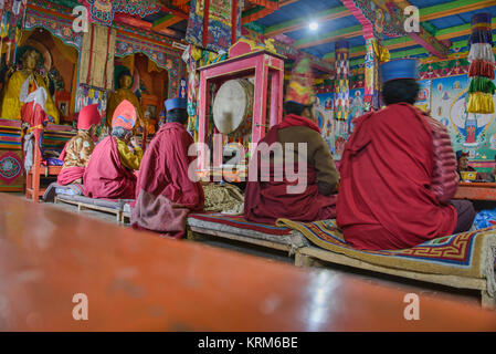 Des moines tibétains lors d'une puja dans le Ngawal Gompa, Ngawal Village, Upper Mustang, Népal Banque D'Images