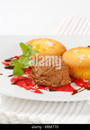 Crème anglaise muffins remplis avec de la crème glacée Banque D'Images