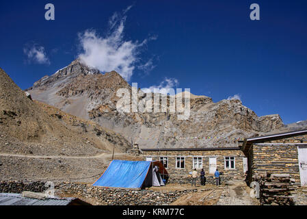 La vue de camp au-dessous du Thorong La Pass, Circuit de l'Annapurna, Népal Banque D'Images