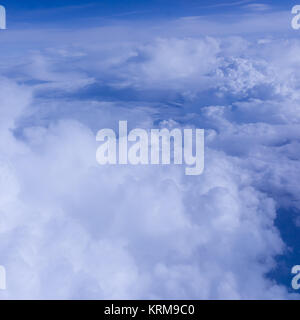 Ciel nuages. Sur les nuages. Cloudscape. Ciel bleu et nuages blancs. Cumulus Banque D'Images