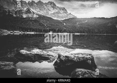 Paysage monochrome avec montagnes reflété dans l'eau Banque D'Images