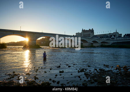 La pêche au petit matin à Amboise, dans la vallée de la Loire France. Banque D'Images