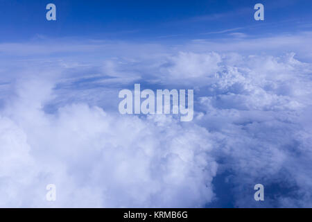 Ciel nuages. Sur les nuages. Cloudscape. Ciel bleu et nuages blancs. Cumulus Banque D'Images