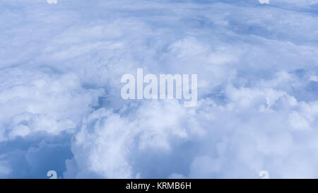 Ciel nuages. Sur les nuages. Cloudscape. Ciel bleu et nuages blancs. Cumulus Banque D'Images