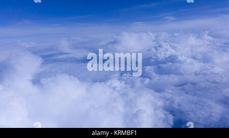 Ciel nuages. Sur les nuages. Cloudscape. Ciel bleu et nuages blancs. Cumulus Banque D'Images