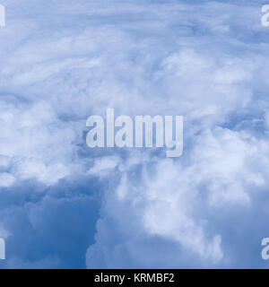 Ciel nuages. Sur les nuages. Cloudscape. Ciel bleu et nuages blancs. Cumulus Banque D'Images