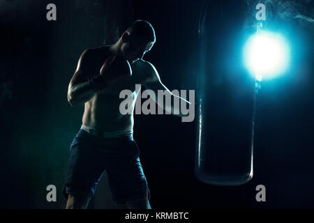 Male boxer sac de frappe en boxe Banque D'Images