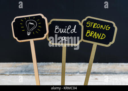 Message Concept CONSTRUIRE UNE MARQUE forte et en tant que symbole de l'ampoule pour l'idée Banque D'Images