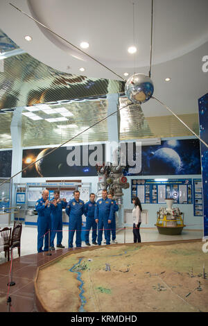 Dans le musée de Korolev au cosmodrome de Baïkonour au Kazakhstan, l'expédition 47-48 premier et de sauvegarde de l'équipage jouer'qu'elles sont montrées un bas-relief du paysage du spaceport le 14 mars dans le cadre d'activités préalables au lancement. De gauche à droite sont premier équipage Jeff Williams, de la NASA, l'équipage de sauvegarde Shane Kimbrough de NASA, premier équipage Oleg Skripochka de Roscosmos, Sergey Ryzhikov de sauvegarde de l'équipage de Roscosmos, premier équipage Alexey Ovchinin de Roskosmos et la sauvegarde de l'équipage Andrey Borisenko de Roscosmos. Williams, Ovchinin Skripochka et lancera, le 19 mars, le Kazakh Banque D'Images