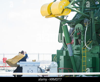 Un prêtre orthodoxe bénit la fusée Soyouz au cosmodrome de Baïkonour lancement le jeudi 17 mars 2016, au Kazakhstan. Lancement de la fusée Soyouz est prévue pour mars 19 Cosmodrome de temps et fera 47 expédition commandant de Soyouz Alexey Ovchinin de Roscosmos, mécanicien de Jeff Williams, de la NASA, et l'ingénieur de vol Oleg Skripochka de Roscosmos en orbite pour commencer leur voyage de cinq mois et demi de mission sur la Station spatiale internationale. Crédit photo : NASA/Aubrey Gemignani) Expedition 47 Bénédiction Soyouz (AC201603170002) Banque D'Images