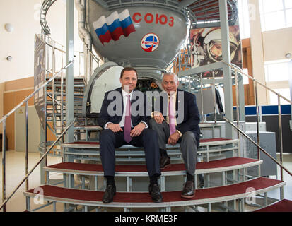 Chef de Roscosmos, Igor Komarov, gauche, pose pour une photo en face d'un Soyouz avec l'administrateur de la NASA Charles Bolden, droite, pendant une visite de la Centre d'entraînement des cosmonautes Gagarine (GCTC) le vendredi 25 mars, 2016, à la Cité des étoiles, en Russie. Crédit photo : NASA/AubreyGemignani) L'administrateur de la NASA guidée de Gagarin Cosmonaut Training Center (AC201603250024) Banque D'Images