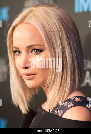 Jennifer Lawrence assiste à la première mondiale de le film IMAX "une belle planète' à AMC Lowes Lincoln Square Theatre, le samedi 16 avril, 2016 à New York. Le film présente des images de terre capturés par les astronautes à bord de la Station spatiale internationale. Crédit photo : NASA/Joel Kowsky) Jennifer Lawrence en 2016 Banque D'Images