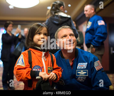 L'astronaute de la NASA Terry Virts pose pour une photo avec un jeune filmgoer suite à un examen préalable du film intitulé "Une belle planète' à AMC Lowes 34th Street Theatre dans le cadre du New York International Children's Film Festival le Dimanche, Avril 17, 2016 à New York. Le film présente des images de capture de la Terre par les astronautes à bord de la Station spatiale internationale. Crédit photo : NASA/Joel Kowsky) "une belle planète' Projection et discussion (AC201604170014) Banque D'Images