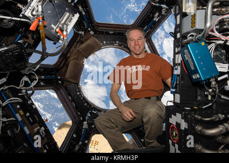 ISS-47 Tim Kopra à l'intérieur du module Cupola Banque D'Images