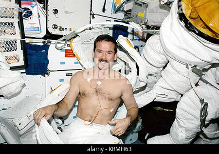 STS-100 Hadfield se prépare pour EVA Banque D'Images