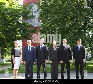 Au centre de formation de Gagarine à la Cité des étoiles, en Russie, l'équipage Expédition 48-49 premier et de sauvegarde de l'équipage de poser pour des photos devant la statue de Lénine le 24 juin comme ils partirent pour leur site de lancement au cosmodrome de Baïkonour au Kazakhstan. De gauche à droite sont membres de l'équipage de sauvegarde Peggy Whitson de NASA, Oleg Novitski de Roskosmos et Thomas Pesquet de l'Agence spatiale européenne et le premier équipage Kate Rubins de NASA, Anatoly Ivanishin de Roskosmos et Takuya Onishi de l'Agence japonaise d'exploration aérospatiale. Rubins, Ivanishin Onishi et lancera le 7 juillet à partir de la Ba Banque D'Images