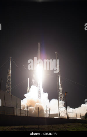 Fusée Falcon décolle à 12-45 h HAE (28355566056) Banque D'Images