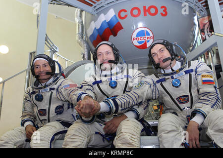 Au centre de formation de Gagarine à la Cité des étoiles, en Russie, de sauvegarde de l'équipage Expédition 49 Mark Vande Hei de la NASA (à gauche) et Alexander Misurkin (centre) et Nikolaï Tikhonov (à droite), de Roscosmos poser pour photos août 30 au début de la qualification finale des examens. Ils servent de sauvegardes pour le premier équipage de la NASA et Shane Kimbrough Andrey Borisenko et Sergey Ryzhikov de Roscosmos qui lancera le 24 septembre (temps Kazakh) sur leur MS-02 véhicule Soyouz depuis le cosmodrome de Baïkonour au Kazakhstan pour une mission de cinq mois dans la Station spatiale internationale. NASA/Stephanie Stoll Expe Banque D'Images