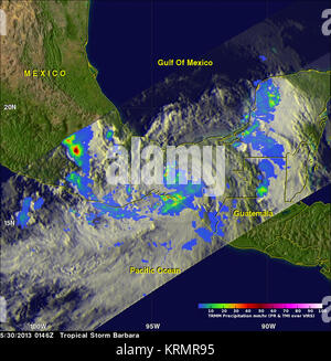 TRMM capturé cette image de l'Ouragan Barbara plusieurs heures après qu'elle a touché terre. L'image a été prise à 6:46 p.m. PDT le 29 mai (01:46 UTC 30 mai 2013) et montre la distribution horizontale de l'intensité de la pluie à l'intérieur de la tempête. L'image ne présente aucun signe d'un oeil et surtout les zones de lumière (bleu) à modérée (vert) la pluie à l'intérieur de la tempête. Des zones localisées de fortes pluies sont évidentes à l'intérieur des terres au nord-ouest du centre et le long de la côte où la circulation de la tempête n'est l'air humide à terre. Credit : NASA/SSAI, Hal Pierce ---- Les satellites de la NASA Voir l'Ouragan Barbara venir à terre et Fizzle H Banque D'Images