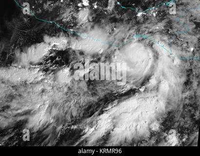 L'VIIRS instrument à bord NASA-NOAA satellite NPP Suomi a repris cette image de nuit de l'Ouragan Barbara après qu'il a touché terre au sud-ouest du Mexique. L'image a été prise le 29 mai à 08:22 UTC (4 h 22 HAE). La zone blanche en haut à droite sont les lumières de la ville de Coatzacoalcos. La zone blanche en haut au centre sont de la ville de Mexico. Crédit : William Straka III//SSEC/UWV/CIMSS ---- Les satellites de la NASA Voir l'Ouragan Barbara venir à terre et en queue de l'ouragan a frappé récemment Barbara au sud le long de la côte Pacifique du Mexique et la NASA's TRMM et Suomi NPP Banque D'Images