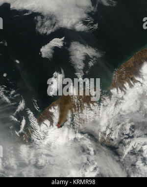 Cette image de la plume de cendres du volcan Pavlof en Alaska a été capturé par le spectromètre imageur à résolution moyenne instrument qui vole à bord du satellite Terra de la NASA. L'image a été prise le 19 mai à 22:10 UTC (6 h 10 HAE). Le contour rouge indique la chaleur provenant du volcan, et le panache de cendres marron foncé souffle en direction du nord sur environ 30 kilomètres. Le nuage est d'environ 20 000 pieds au-dessus du niveau de la mer. Credit : NASA Goddard MODIS Rapid Response Team --- Pavlof l'Alaska Volcano : NASA's view from space Le Pavlof volcan, situé dans la péninsule d'Alaska, Nation Banque D'Images